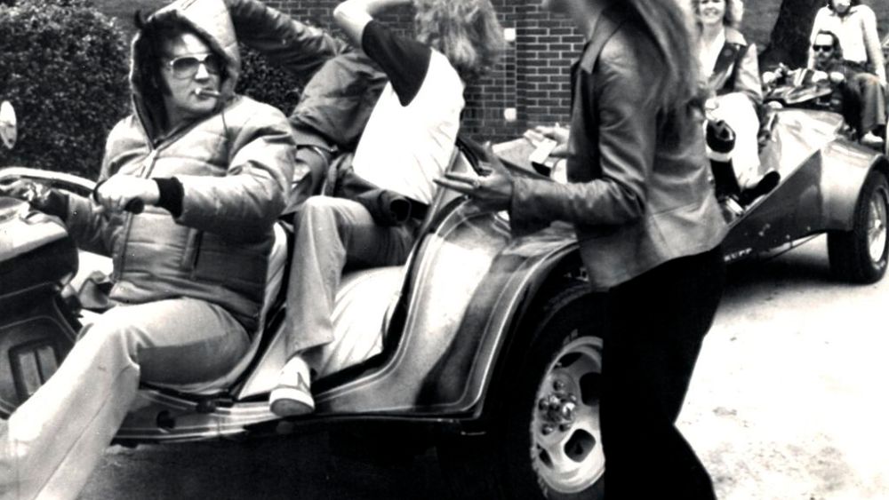 UNITED STATES - JANUARY 01:  Photo of Elvis PRESLEY; driving out the gates of Graceland c.early 1970s  (Photo by RB/Redferns)