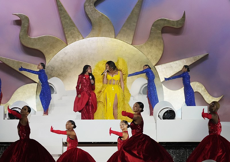 DUBAI, UNITED ARAB EMIRATES - JANUARY 21: Beyoncé and daughter Blue Ivy Carter perform onstage headlining the Grand Reveal of Dubai's newest luxury hotel, Atlantis The Royal on Jan. 21, 2023 in Dubai. (Photo by Kevin Mazur/Getty Images for Atlantis The Royal)