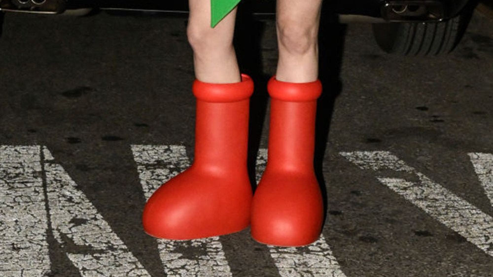 NEW YORK, NEW YORK - FEBRUARY 10: A guest is seen wearing a black and green jacket, white top, red beret and red boots outside the Collina Strada show during New York Fashion Week F/W 2023 on February 10, 2023 in New York City. (Photo by Daniel Zuchnik/Getty Images)