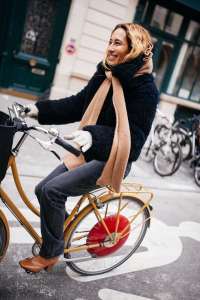 Street style at Paris Fashion Week Fall 2023