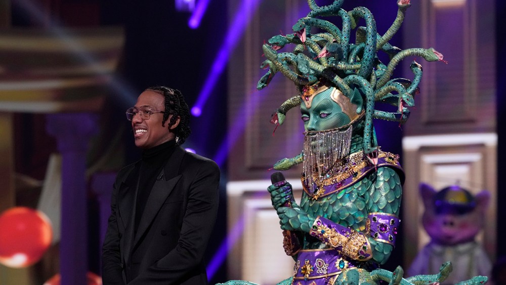 THE MASKED SINGER. L-R: Host Nick Cannon and Medusa in the season nine premiere episode of THE MASKED SINGER airing Wednesday, Feb.15 (8:00-9:00 PM ET/PT) on FOX. CR: Michael Becker/FOX ©2023 FOX Media LLC. C