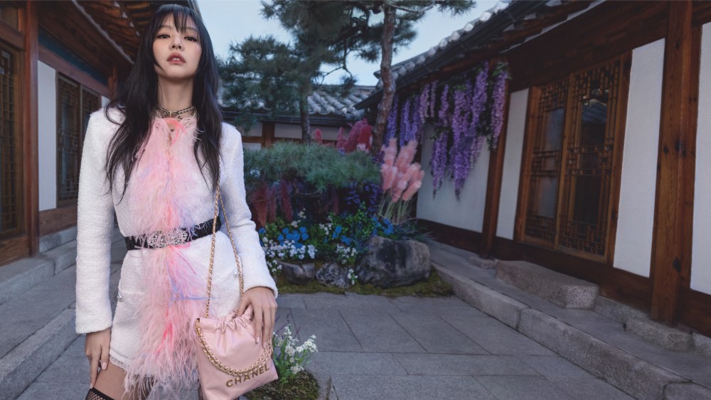Jennie Kim in the campaign for the Chanel 22 bag.