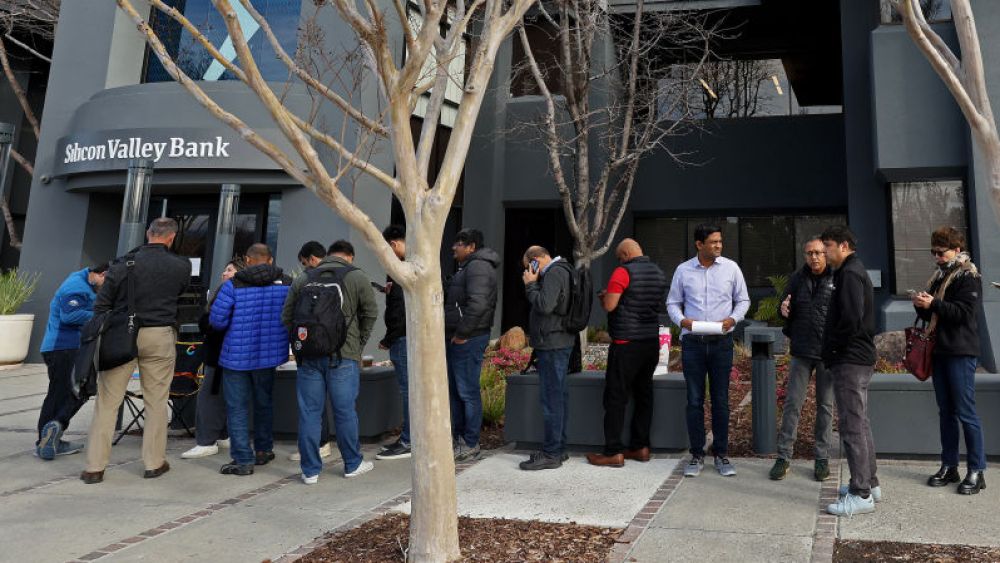 SANTA CLARA, CALIFORNIA - MARCH 13: (EDITOR'S NOTE: Alternate crop) People line up outside of a Silicon Valley Bank office on March 13, 2023 in Santa Clara, California. Days after Silicon Valley Bank collapsed, customers are lining up to try and retrieve their funds from the failed bank. The Silicon Valley Bank failure is the second largest in U.S. history. (Photo by Justin Sullivan/Getty Images)