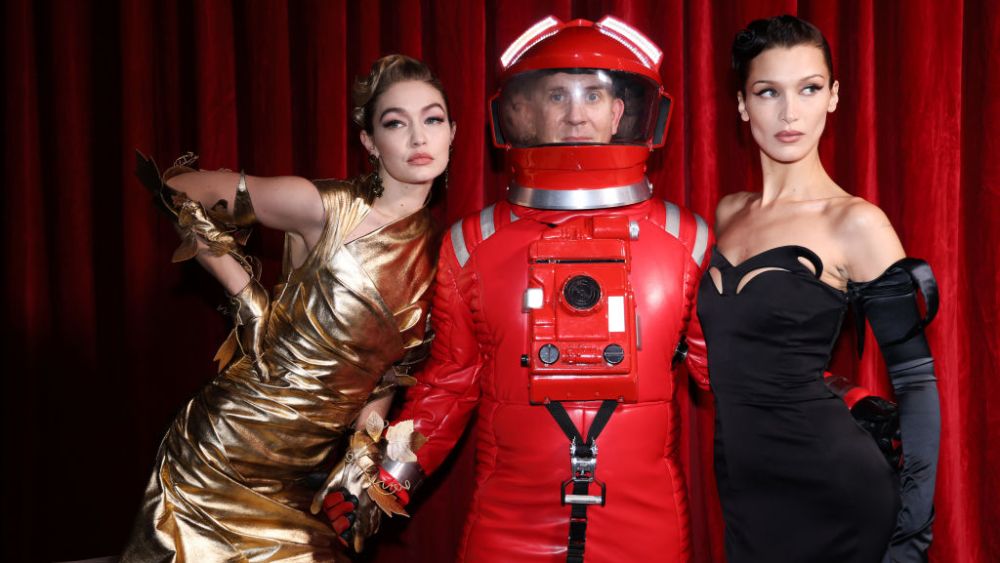 MILAN, ITALY - FEBRUARY 24: Gigi Hadid, Jeremy Scott and Bella Hadid pose backstage of the Moschino fashion show during the Milan Fashion Week Fall/Winter 2022/2023 on February 24, 2022 in Milan, Italy. (Photo by Vittorio Zunino Celotto/Getty Images)