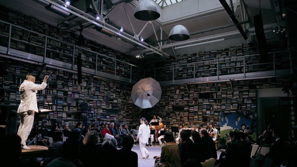 An excerpt of the opera "Ressusciter la Rose" is performed at the 7L studio in Paris.