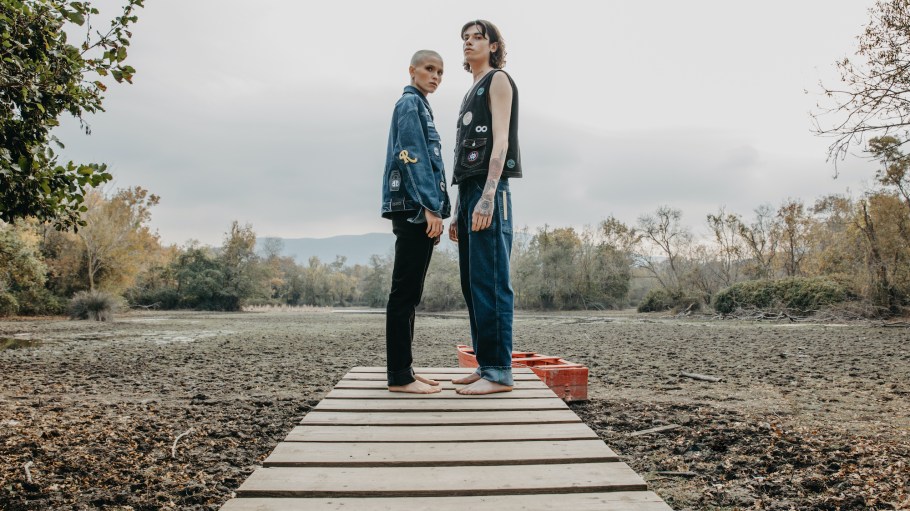 Ctrl+Z recycled denim fabrics contain only recycled and regenerated fibers.