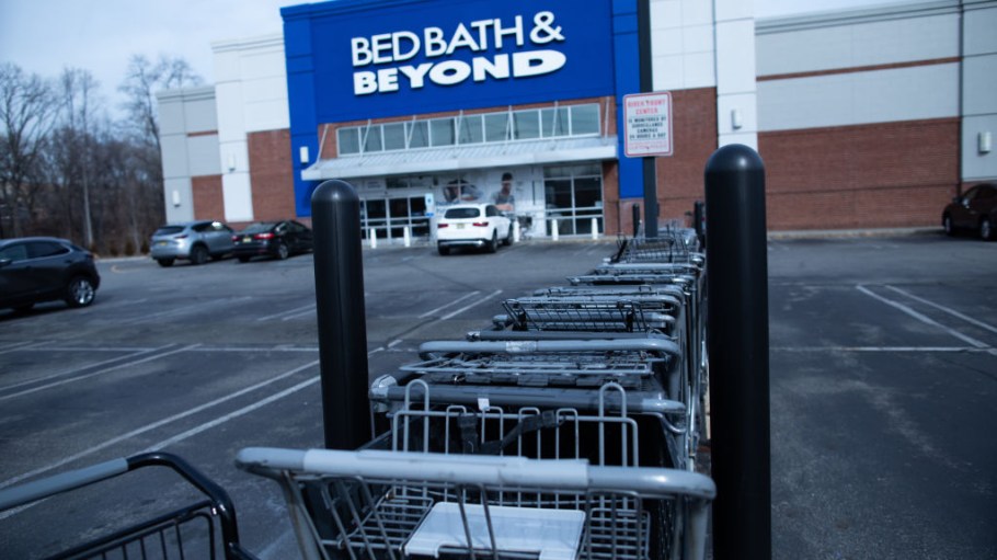Bed Bath & Beyond has the support of the two leading proxy firms urging shareholders to vote in favor of its reverse stock split proposal.