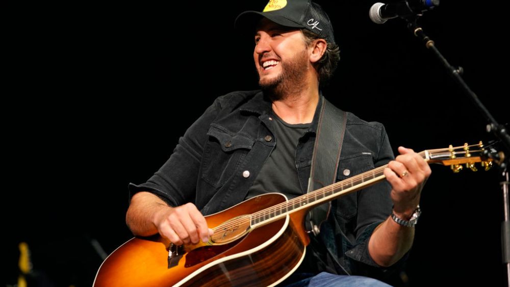 Luke Bryan perfoming on April 1, 2022.