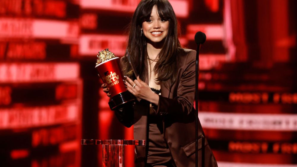 SANTA MONICA, CALIFORNIA - JUNE 05: Jenna Ortega accepts the Most Frightened Performance Award onstage during the 2022 MTV Movie & TV Awards at Barker Hangar on June 05, 2022 in Santa Monica, California. (Photo by Kevin Winter/Getty Images)