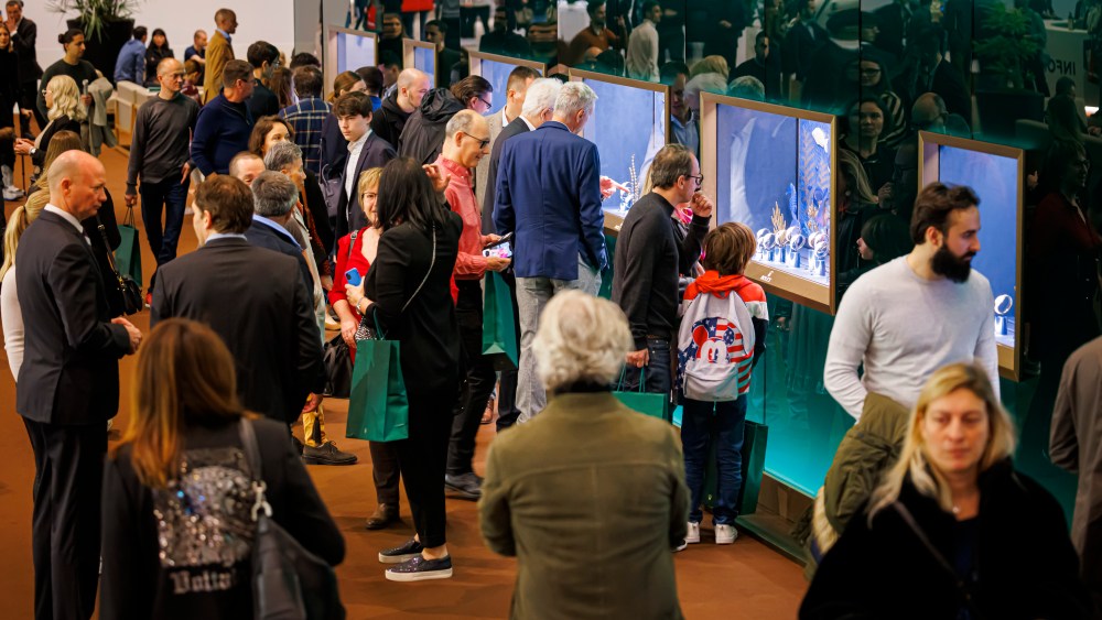 Visitors during the second of two public days of the Watches and Wonders GENEVA, in Geneva, Switzerland, Sunday, April 2, 2023. The Master Event of the Watches and Wonders ecosystem brings together the leading names of the Watchmaking and luxury industry from March 27 to April 2, 2023 at Geneva Palexpo. (KEYSTONE/Valentin Flauraud)