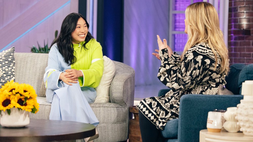 THE KELLY CLARKSON SHOW -- Episode J126 -- Pictured: (l-r) Awkwafina, Kelly Clarkson -- (Photo by: Weiss Eubanks/NBCUniversal)