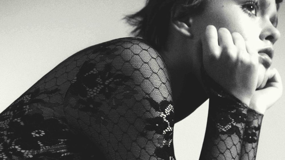 A look from the No. 21 x Wolford capsule collection.
