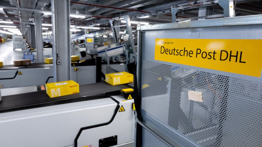 DHL parcel center