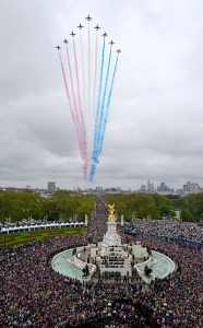 Crowds gather outside Buckingham Palace to view the Royal Air Force fly-past in central London on May 6, 2023, after the coronations of Britain's King Charles III and Britain's Queen Camilla. - The set-piece coronation is the first in Britain in 70 years, and only the second in history to be televised. Charles will be the 40th reigning monarch to be crowned at the central London church since King William I in 1066. Outside the UK, he is also king of 14 other Commonwealth countries, including Australia, Canada and New Zealand. Camilla, his second wife, was crowned Queen alongside him. (Photo by BRUCE ADAMS / POOL / AFP) (Photo by BRUCE ADAMS/POOL/AFP via Getty Images)