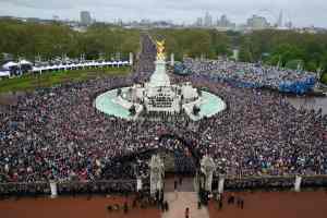 Crowds gather outside Buckingham Palace to view the Royal Air Force fly-past in central London on May 6, 2023, after the coronations of Britain's King Charles III and Britain's Queen Camilla. - The set-piece coronation is the first in Britain in 70 years, and only the second in history to be televised. Charles will be the 40th reigning monarch to be crowned at the central London church since King William I in 1066. Outside the UK, he is also king of 14 other Commonwealth countries, including Australia, Canada and New Zealand. Camilla, his second wife, was crowned Queen alongside him. (Photo by BRUCE ADAMS / POOL / AFP) (Photo by BRUCE ADAMS/POOL/AFP via Getty Images)