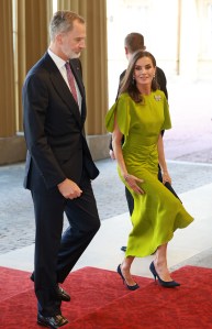 queen letizia wears a green victoria beckham spring 2023 dress with navy blue suede heels at the coronation reception for overseas guests at buckingham palace on may 5, 2023