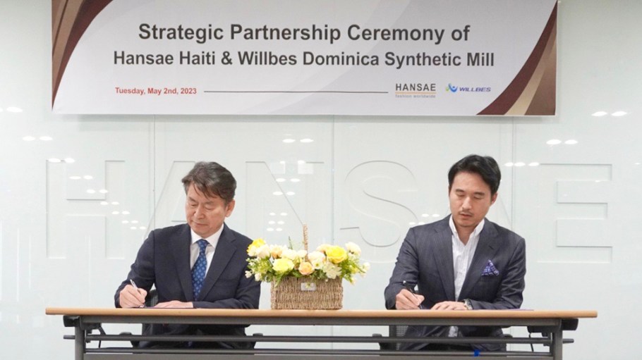 Chan-hyeok Lim and Daymond Ik Whan Kim sign the agreement