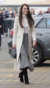 Kate wore a cream coat and Zara skirt paired with Gianvito Rossi boots and Mulberry handbag.