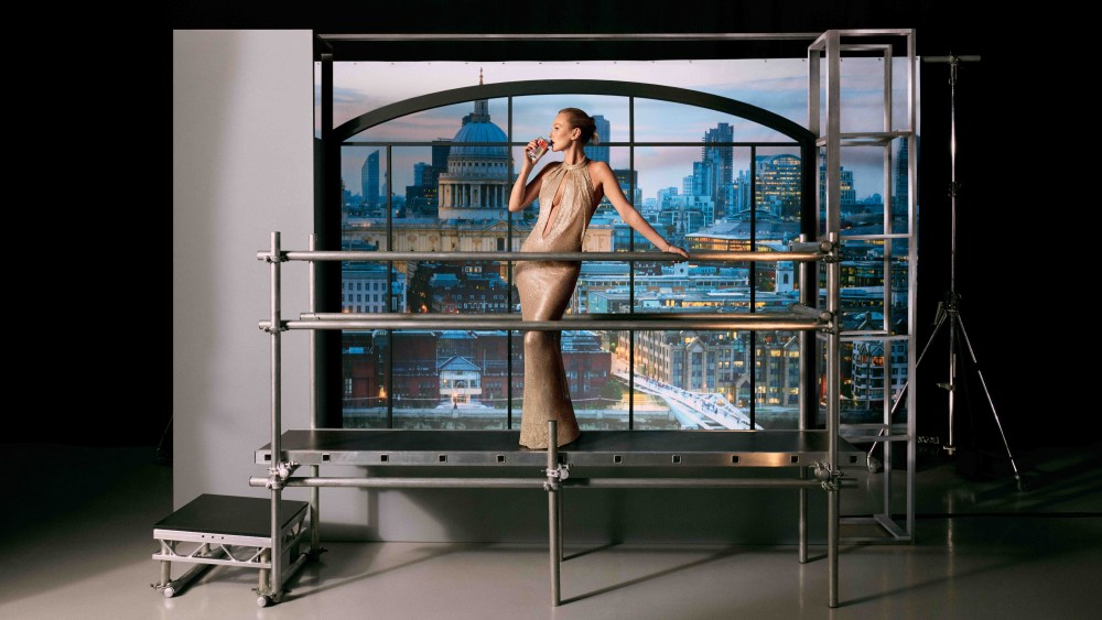 UNDER STRICT EMBARGO – 13.00 BST – FRIDAY 16 JUNE 2023 – FREE HANDOUT IMAGES

Contact. dietcoke@exposure.net

‘Diet Coke by Kate Moss, Love What You Love’ campaign is back for Season 2.  Inspired by the Diet Coke archives, they reveal a first look of the new ‘Diet Coke Break by Kate Moss’. The Global icon and style visionary who took the helm as Creative Director of Diet Coke in July 2022, is paying homage to the original 11:30 Diet Coke Breaks from the ‘90s and ‘00s - reimagining some of her favourite moments. Kate Moss has used these seminal TV spots as creative fuel, inspiring fans to take a moment to ‘Love What You Love’ - spotlighting individuals who embrace a positive attitude to life, by knowing who they are and what they love. 

Image shows:
11:30 Appointment 1997 - Photographed against the London skyline in a shimmering, vintage silver chainmail gown, Kate recreates that iconic window moment from 1997, made unforgettable by an irresistible window washer.