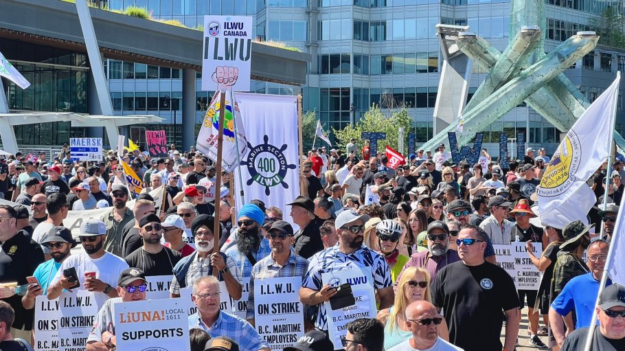 Hundreds of people gathered at the Port of Vancouver Sunday for a rally to support the more than 7,400 workers on their second week of the strike.