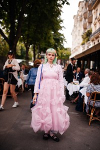 Street style at Paris Couture 2023 Fashion Week.