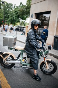 Street style at Paris Couture 2023 Fashion Week.