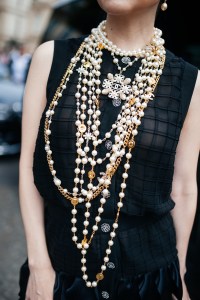 Street style at Paris Couture 2023 Fashion Week.