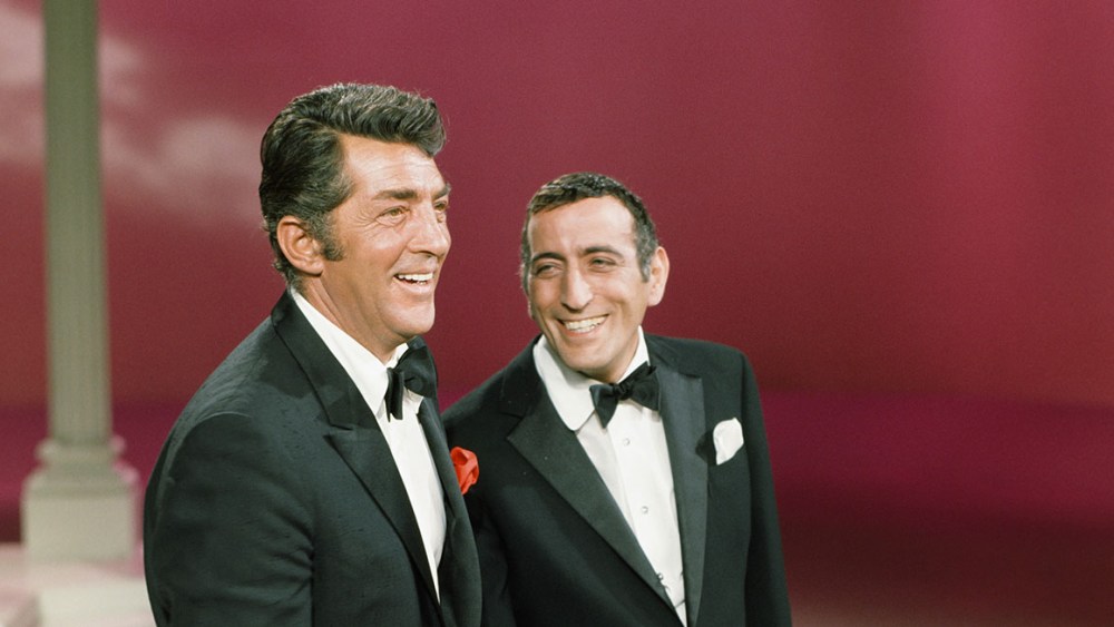 THE DEAN MARTIN SHOW -- Episode 328-- Pictured: (l-r) Host Dean Martin, singer Tony Bennett-- (Photo by: NBCU Photo Bank/NBCUniversal via Getty Images via Getty Images), red pocket square