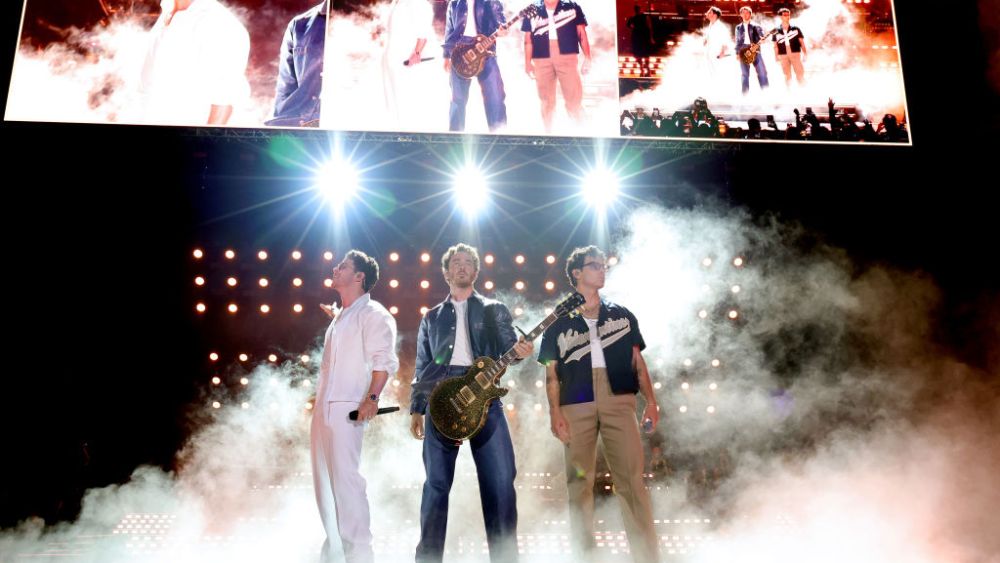 Nick Jonas, Kevin Jonas, Joe Jonas, Five Albums One Night tour