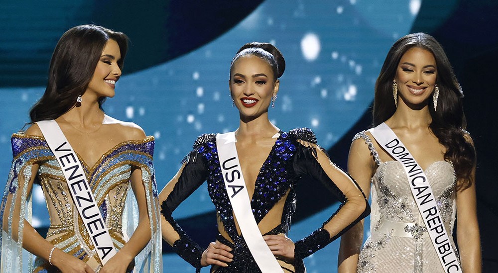 NEW ORLEANS, LOUISIANA - JANUARY 14: Miss Venezuela Amanda Dudamel Miss USA R'bonney Gabriel and Miss Dominican Republic Andre√≠na Mart√≠nez speak during The 71st Miss Universe Competition at New Orleans Morial Convention Center on January 14, 2023 in New Orleans, Louisiana. (Photo by Jason Kempin/Getty Images)
