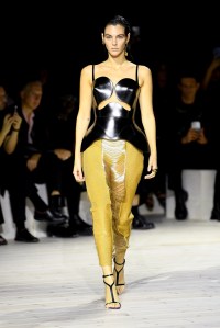 Model on the runway at Alexander McQueen Ready To Wear Spring 2024 held at Careau du Temple on September 30, 2023 in Paris, France.