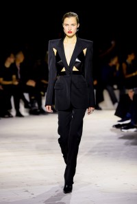 Model on the runway at Alexander McQueen Ready To Wear Spring 2024 held at Careau du Temple on September 30, 2023 in Paris, France.