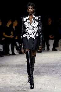 Model on the runway at Alexander McQueen Ready To Wear Spring 2024 held at Careau du Temple on September 30, 2023 in Paris, France.