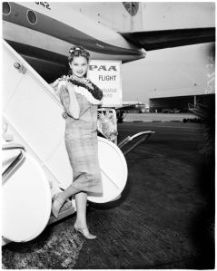 Charlotte Sheffield (Miss USA at international airport), 16 May 1958. (Handout).. (Photo by Los Angeles Examiner/USC Libraries/Corbis via Getty Images)