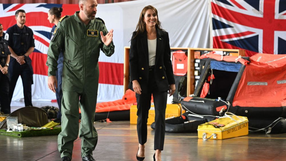 Kate Middleton, Royal Naval Air Station, suiting