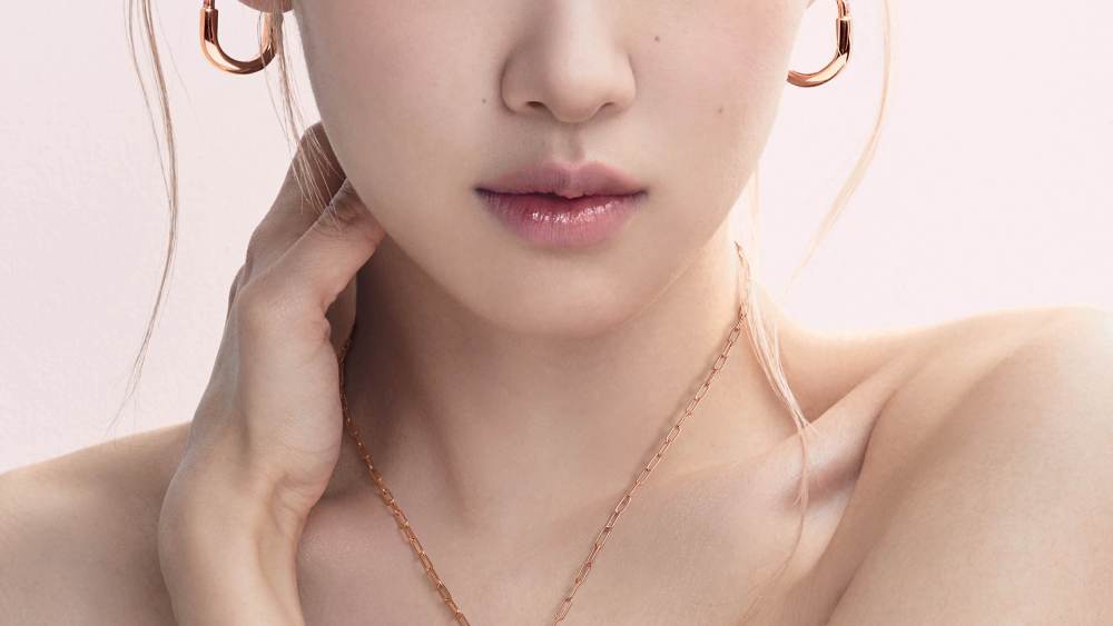 Rosé of blackpink, tiffany lock rose jewelry