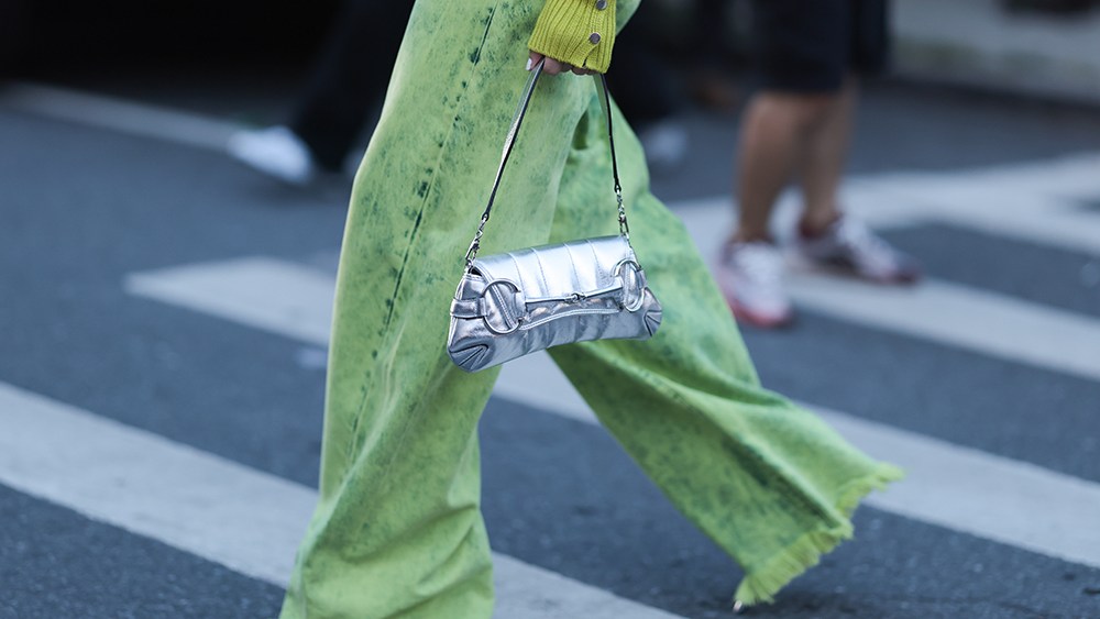 NYFW street style guest carrying a shiny Gucci Horsebit bag before fashion show on September 10, 2023
