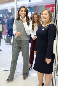 BRACKNELL, ENGLAND - OCTOBER 04: Catherine, Princess of Wales smiles as she arrives for her visit to Vsi Razom Community Hub, in the Lexicon Shopping Centre, on October 04, 2023 in Bracknell, England.  The Princess was there to hear about the work the organisation has been doing to support those who have arrived in the local area from Ukraine as a result of the ongoing conflict. (Photo by Chris Jackson/Getty Images)