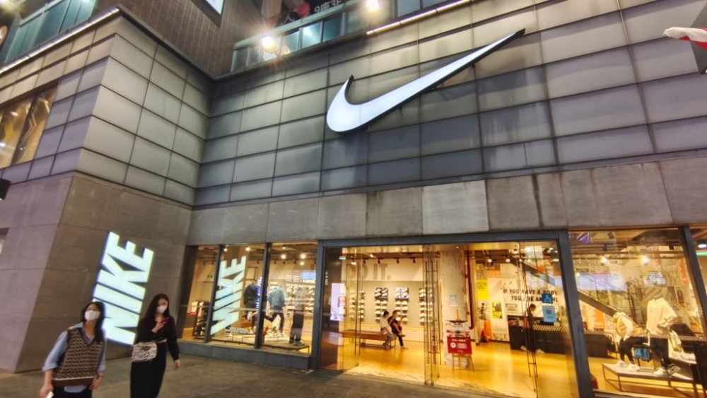 Nike is back in Wall Street's graces after its Q1 beat, with analysts upbeat on brand strength and product innovation.