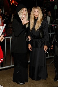 Neil Patrick Harris, David Burtka, Mary Kate Olsen, Ashley Olsen, Halloween Party, Celebrity Halloween Costumes, Halloween Costumes Inspiration, Halloween Costumes Ideas,
