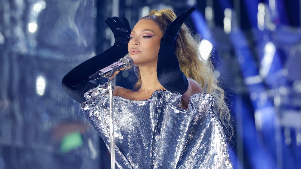 Beyoncé performs in Warsaw, Poland during her "Renaissance Tour" in 2023, versace