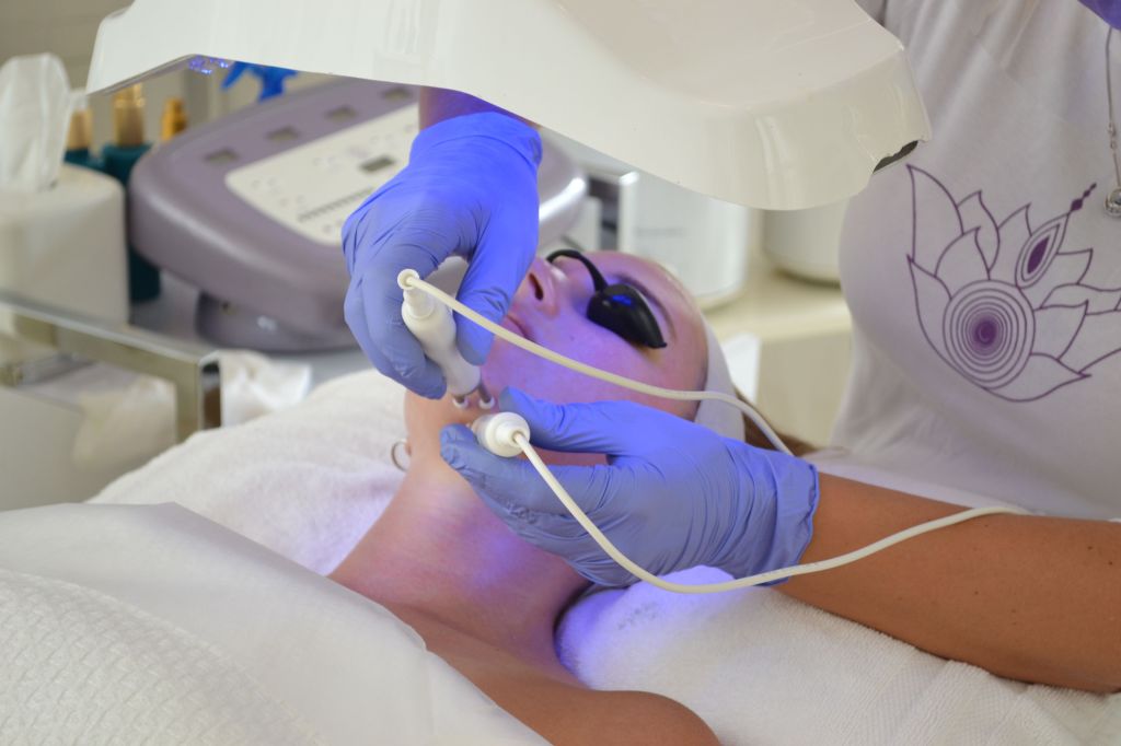 A Guide to Noninvasive Facial Sculpting Services