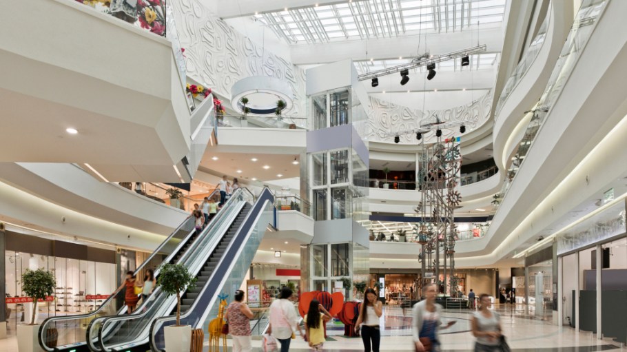 Two retail experts discuss shopping center shifts in 2023 and whether six key trends will continue in 2024.