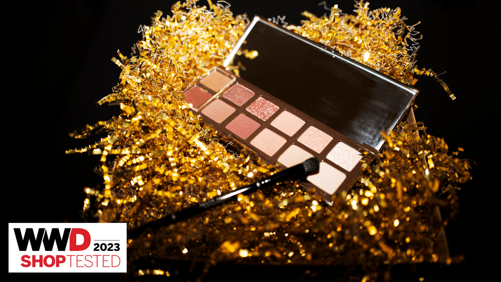 One of the best eyeshadow palettes on gold tinsel with a makeup brush