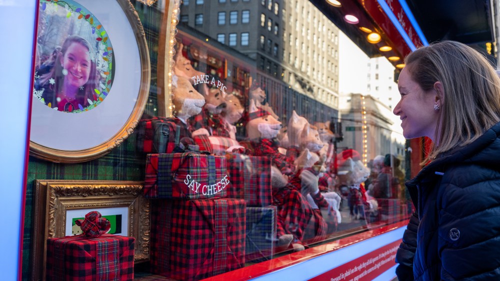 Macy's, holiday windows, New York, 2022, christmas shopping, holiday shopping,