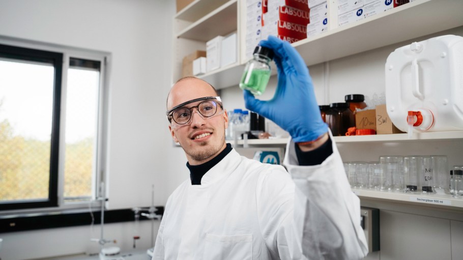 Compared to the production of new materials, chemical recycling uses significantly less water, requires no arable land, avoids pesticides, and leverages textile waste as a resource.