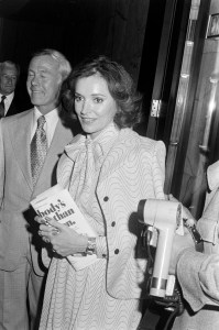 Johnny Carson (2nd from L) and Joanna Holland (C) attend a preview performance by the national touring company of "The Wiz" at the Ahmanson Theatre in Los Angeles, California, on June 14, 1976.