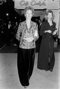 Marella Agnelli (C) attends a charity party at the Carlyle Restaurant in New York City on October 28, 1975.