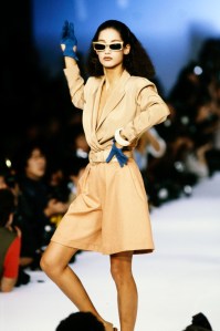 Model Marpessa Hennink walks in the Claude Montana Spring 1986 Ready to Wear Runway Show on October 19, 1985, in Paris, France.