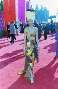 Singer Erykah Badu arrives on the red carpet for the 41st Grammy Music Awards ceremony at the Shrine Auditorium, Los Angeles on February 25, 1999.